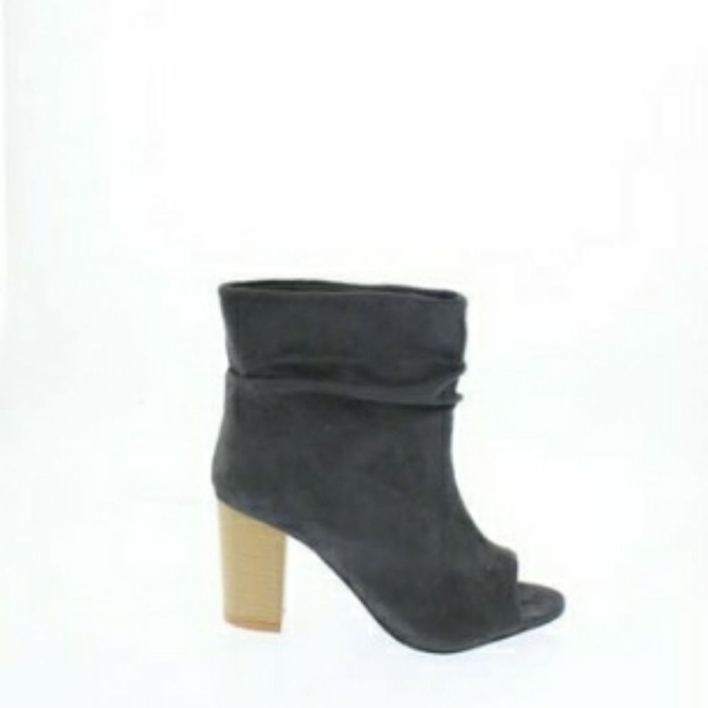 Very Stylish Gray Souled out Boots